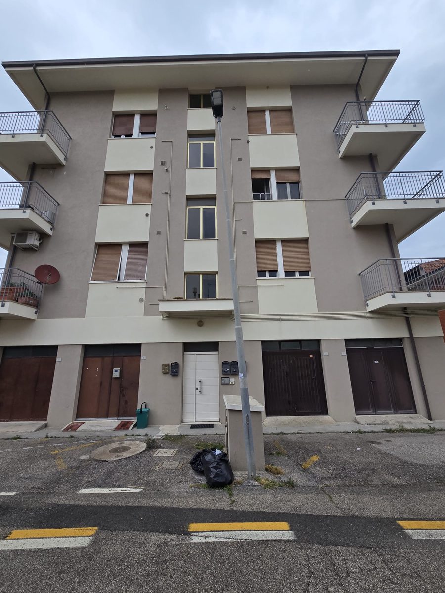 Condominio facciata beige rifatta Fano